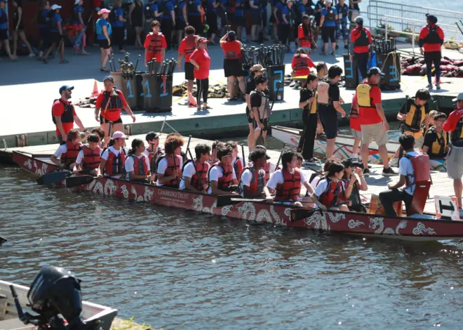 Dragon Boat Festival draws tens of thousands