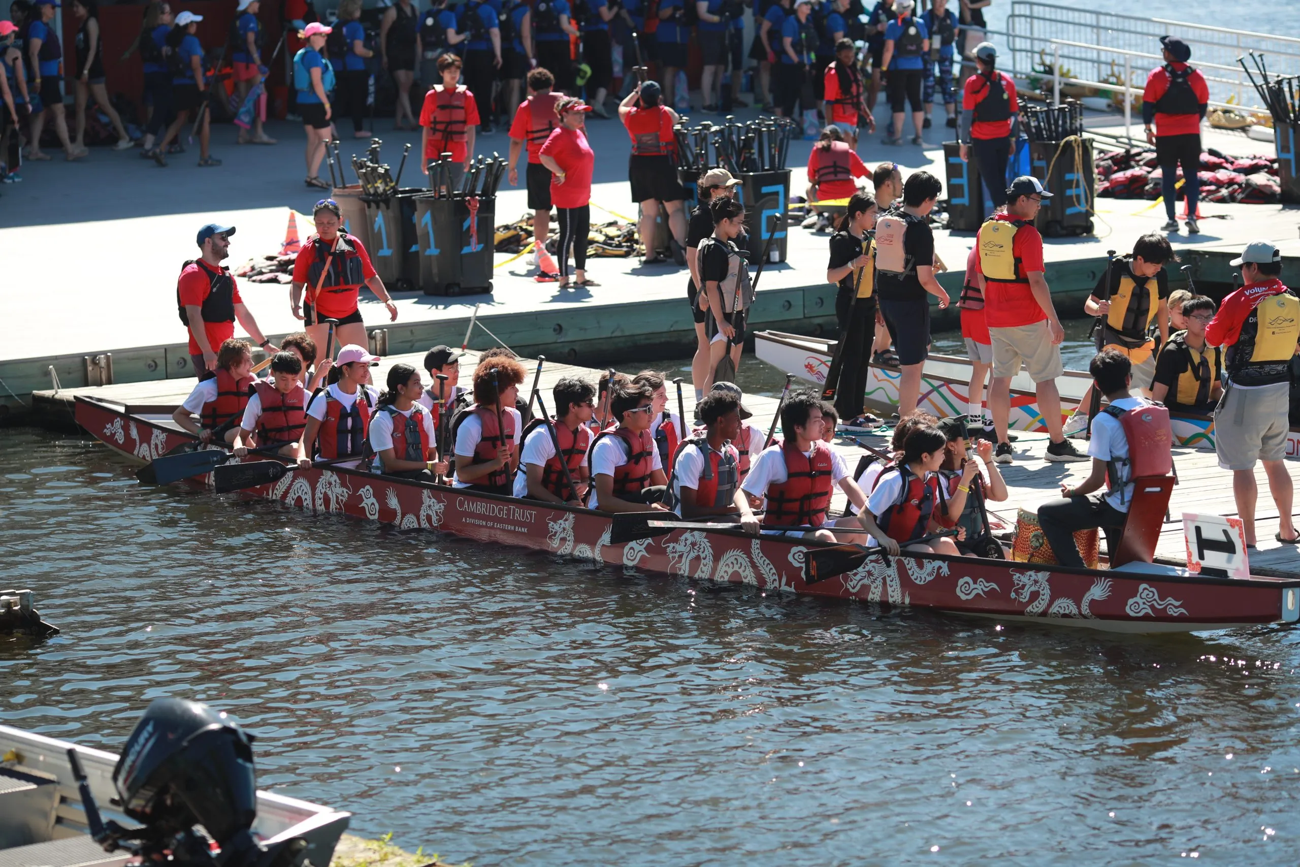 Dragon Boat Festival draws tens of thousands