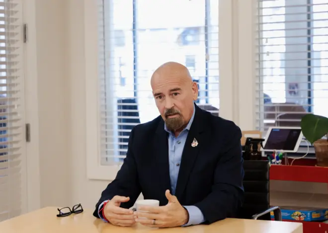 Deaton pitches himself as independent voice